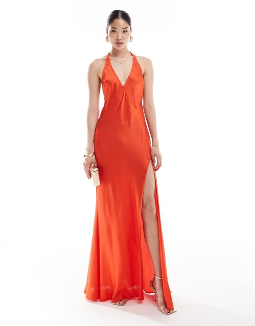 ASOS DESIGN - Robe longue fendue en satin avec décolleté plongeant et bretelle au dos - Rouge