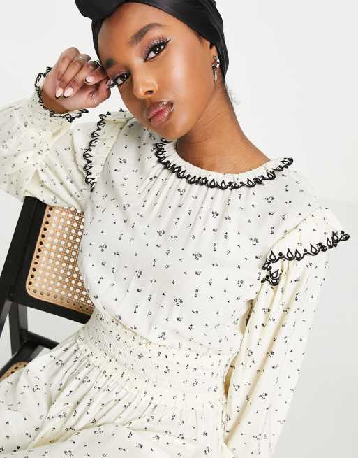 ASOS DESIGN - Robe longue froncée à la taille avec coutures contrastantes - Blanc à petites fleurs , 2 de 4