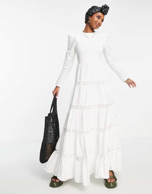 ASOS DESIGN - Robe longue froncée à volants étagés en broderie anglaise avec empiècements en dentelle - Blanc