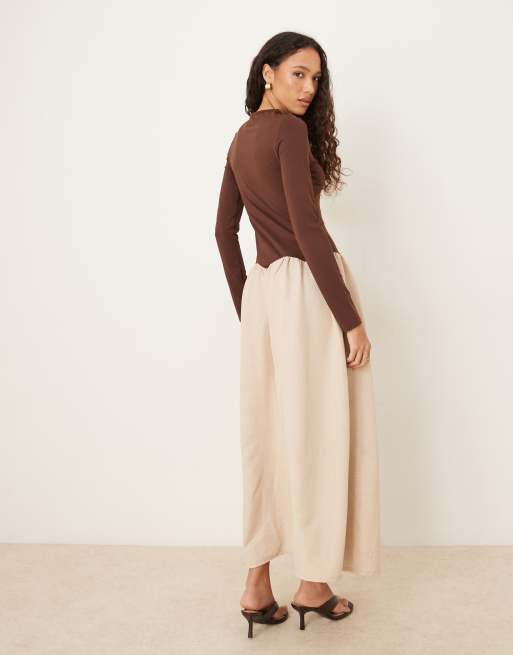 ASOS DESIGN - Robe longue hybride à manches longues et taille festonnée - Chocolat et noir, 2 de 4