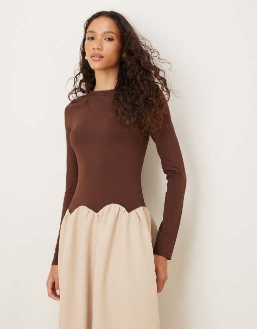 ASOS DESIGN - Robe longue hybride à manches longues et taille festonnée - Chocolat et noir, 3 de 4