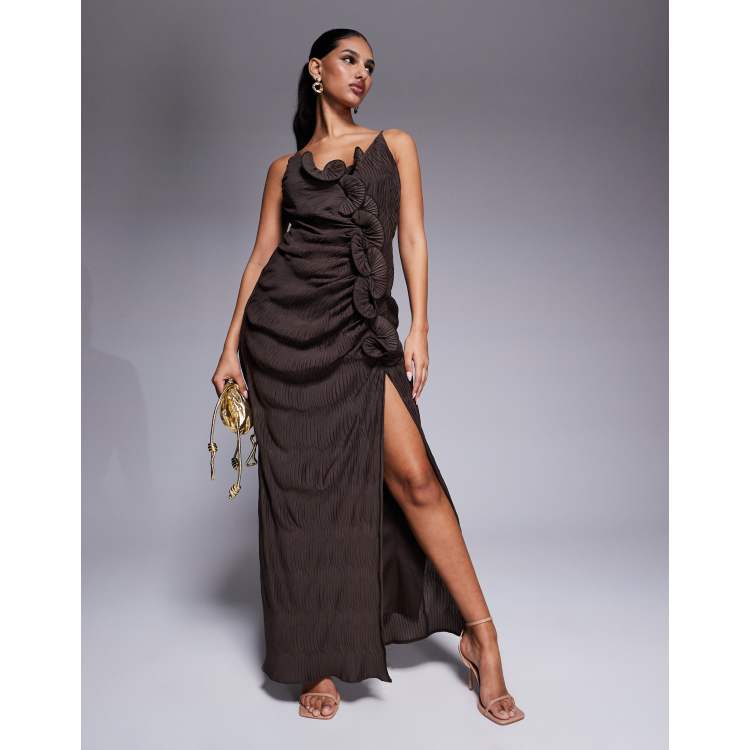 ASOS DESIGN Robe longue plissee a bretelles avec volants en cascade et fleur Marron chocolat ASOS