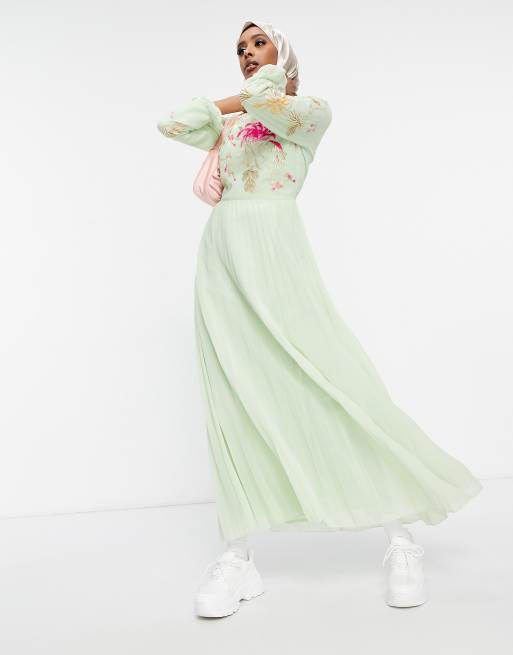 ASOS DESIGN - Robe longue plissée brodée avec manches évasées - Vert sauge