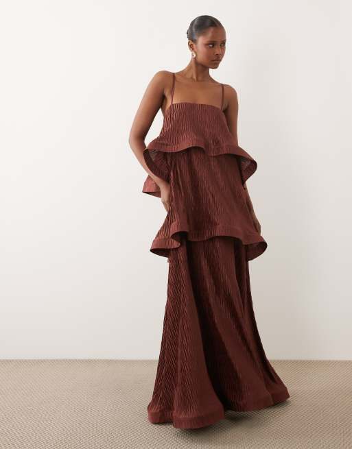 ASOS DESIGN - Robe longue plissée coupe trapèze en zigzag à volants étagés - Chocolat