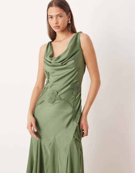 ASOS DESIGN - Robe longue satinée à col bénitier et godets avec fleurs en organza - Kaki, 3 de 4