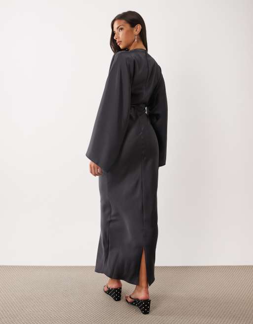 ASOS DESIGN robe longue satinée à manches longues drapée, croisée sur le devant, col montant, bleu marine, 3 de 4