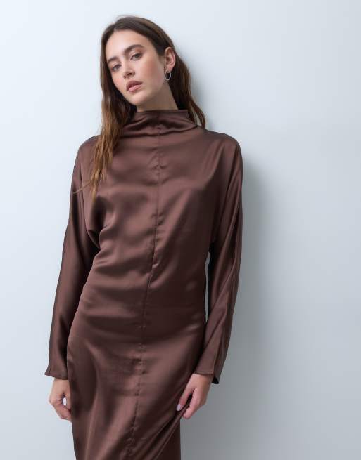 ASOS DESIGN robe longue smockée en satin à col montant couleur chocolat, 4 de 4