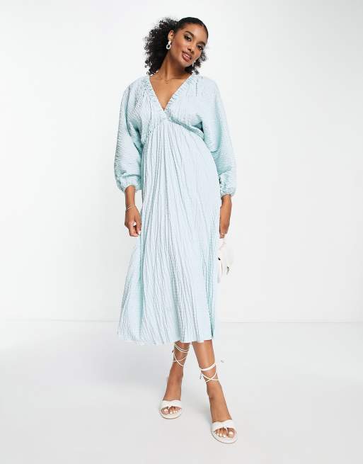 ASOS DESIGN - Robe longue texturée à décolleté plongeant et manches chauve-souris - Bleu