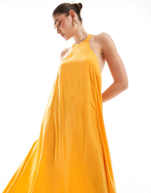 FhyzicsShops DESIGN - Robe longue trapèze volumineuse coupe nageur en satin avec finition dorée - Orange