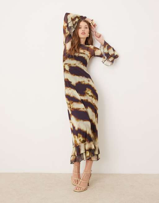 ASOS DESIGN - Robe longue volantée en tulle à manches longues évasées et volantées - Imprimé ondoyant