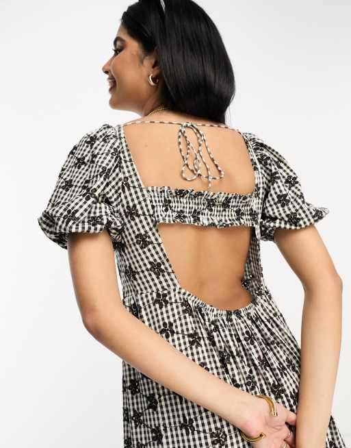 ASOS DESIGN Robe longueur mollet etagee a carreaux vichy et broderie anglaise avec encolure carree Noir et blanc