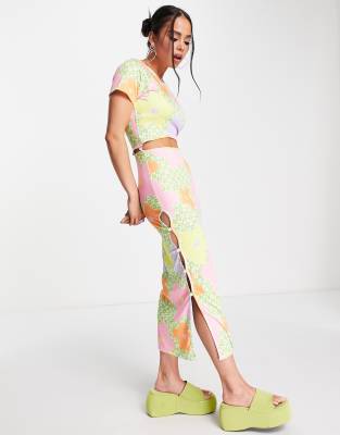 ASOS DESIGN - Robe mi-longue 2 en 1 à manches courtes avec motif à carreaux et fleurs