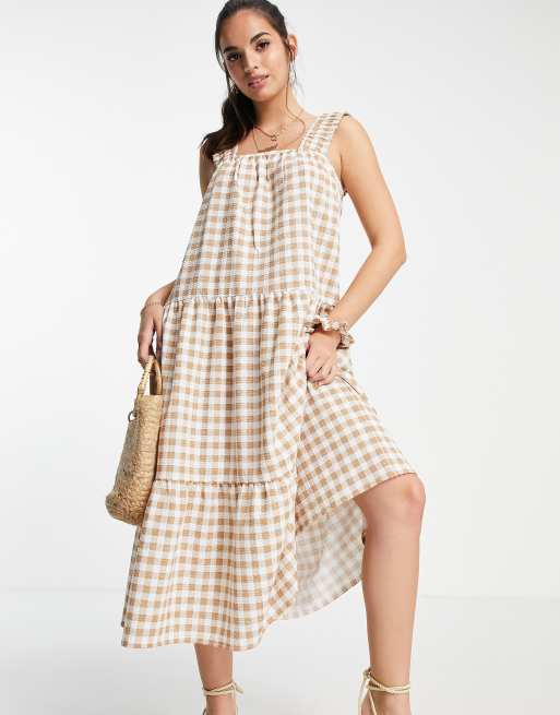 ASOS DESIGN - Robe mi-longue à bretelles volantées, effet étagé avec chouchou assorti - Vichy marron