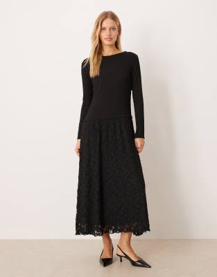 Robe mi-longue à encolure Bardot, manches longues et jupe en dentelle - Noir S