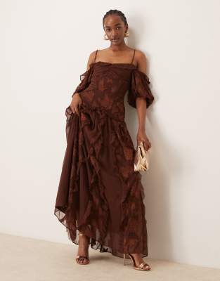 ASOS DESIGN - Robe mi-longue à épaules dénudées et manches bouffantes avec ourlet asymétrique en jacquard fleuri - Rouille foncé-Rouge
