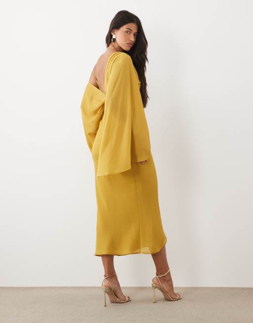 ASOS DESIGN robe mi-longue à manches kimono avec détail cape, drapée, dos nu, couleur ocre, 4 de 4