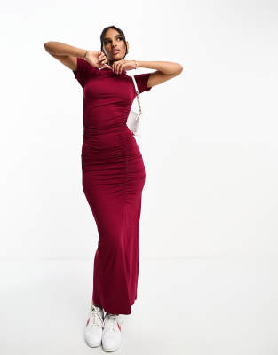 ASOS DESIGN - Robe mi-longue avec encolure asymétrique et coutures froncées - Bordeaux