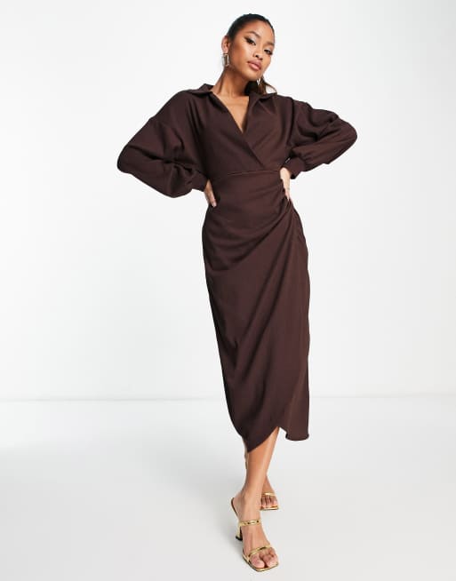 FhyzicsShops DESIGN - Robe mi-longue cache-cœur texturée avec col - Marron