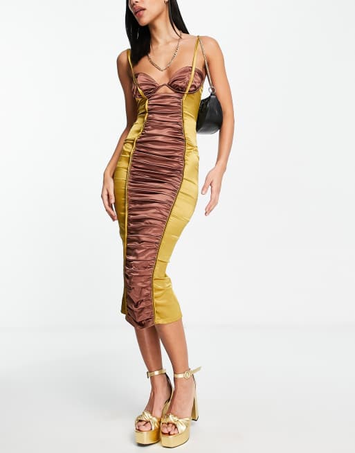 ASOS DESIGN - Robe mi-longue color block froncée en satin à bretelles - Doré et marron