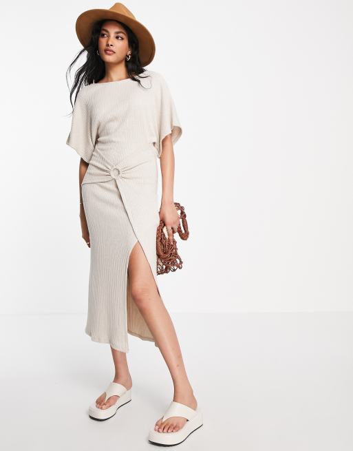 ASOS DESIGN - Robe mi-longue côtelée à manches courtes avec détail anneau - Crème