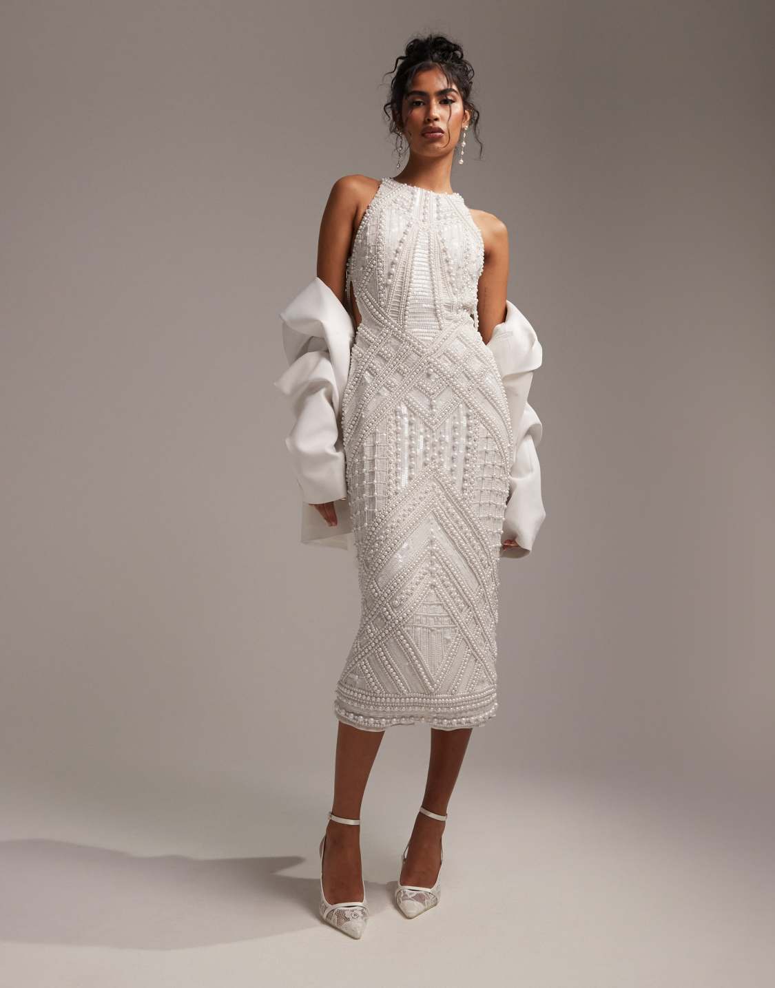 ASOS DESIGN – Robe mi-longue coupe dos nu ornée de perles et de sequins – Ivoire Tenues pour la mariée moderne The Wedding Explorer