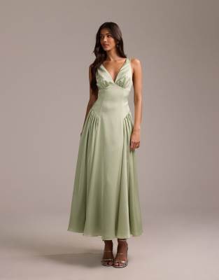 ASOS DESIGN - Robe mi-longue de demoiselle d'honneur en satin avec taille basse et décolleté plongeant - Vert sauge