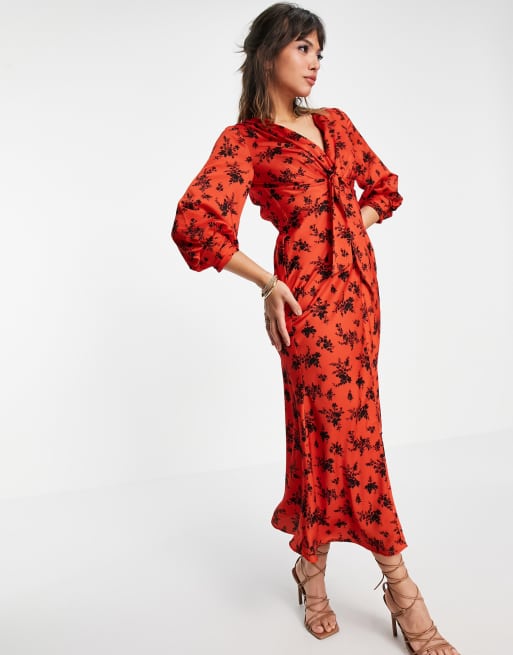 ASOS DESIGN - Robe mi-longue effet satiné nouée à l'avant avec boutons - Rouge fleuri