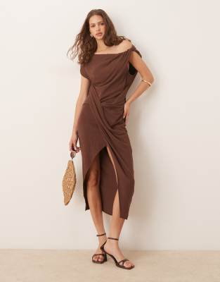 Robe mi-longue en lin avec épaule torsadée tombante et jupe croisée - Marron chocolat 42