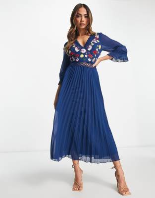 ASOS DESIGN - Robe mi-longue plissée à empiècements en dentelle avec broderie - Bleu marine