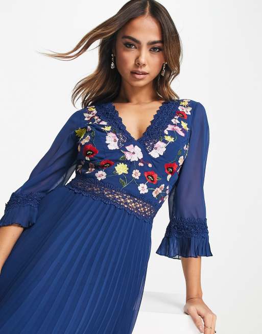 ASOS DESIGN Robe mi longue pliss e empi cements en dentelle avec broderie Bleu marine