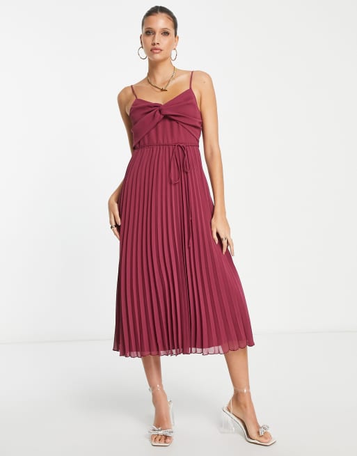 ASOS DESIGN Robe mi longue pliss e fines bretelles torsad e devant avec ceinture Bordeaux