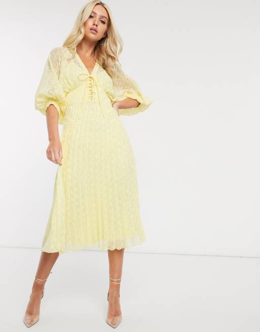 ASOS DESIGN - Robe mi-longue plissée en tissu façonné effet plumetis avec laçage sur le devant - Jaune