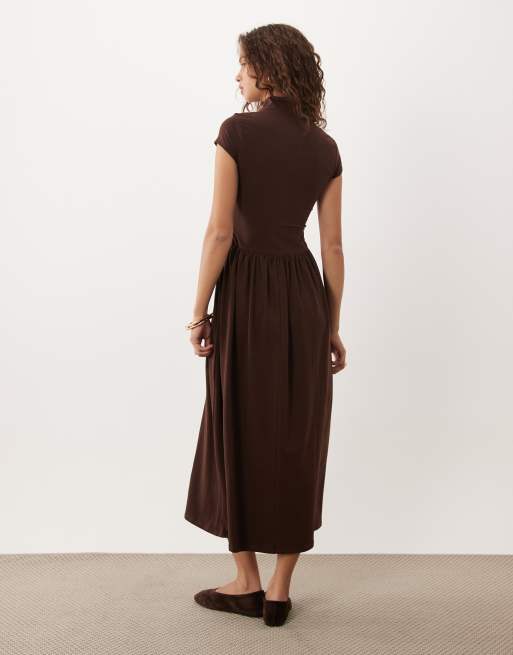 ASOS DESIGN robe midi à manches courtes avec col mao et taille basse marron, 4 de 4