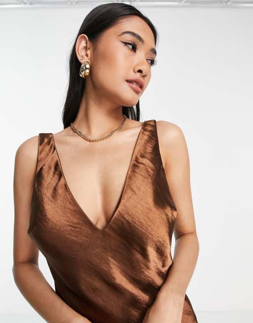 ASOS DESIGN - Robe nuisette col en V mi-longue en satin coupée en biais - Marron, 3 de 4