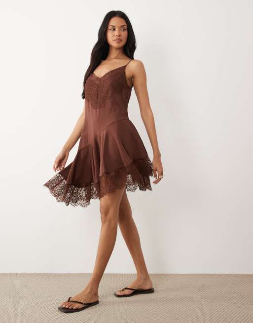 ASOS DESIGN - Robe nuisette courte bordée de dentelle à ourlet asymétrique - Chocolat, 2 de 4