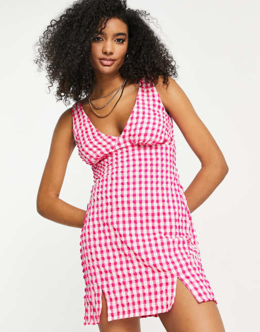 ASOS DESIGN - Robe nuisette courte en tissu texturé à col V et carreaux vichy - Rose 