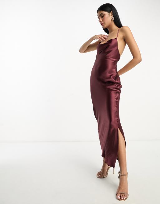 ASOS DESIGN Robe nuisette longue de demoiselle d honneur a fines bretelles en satin tres brillant avec lacage au dos Bordeaux ASOS