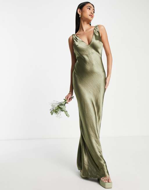 ASOS DESIGN - Robe nuisette longue de demoiselle d'honneur en satin doux coupée en biais avec col V