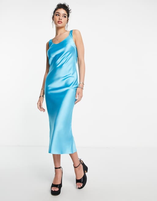 ASOS DESIGN - Robe nuisette mi-longue en satin à encolure dégagée - Bleu