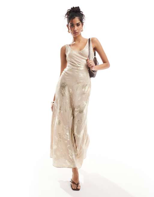ASOS DESIGN - Robe nuisette mi-longue en satin à encolure dégagée - Doré