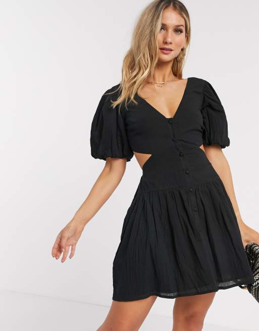 ASOS DESIGN - Robe patineuse coupe courte effet froissé boutonnée sur le devant avec nœud dans le dos ouvert - Noir