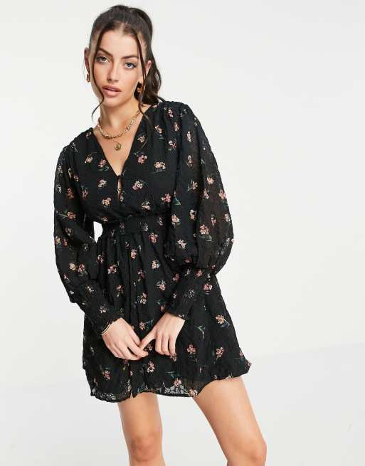 ASOS DESIGN - Robe patineuse courte à taille froncée et broderies à imprimé fleuri - Noir