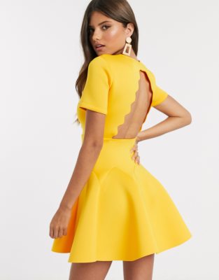 ASOS DESIGN Robe patineuse courte avec dos nu festonn et t shirt Jaune