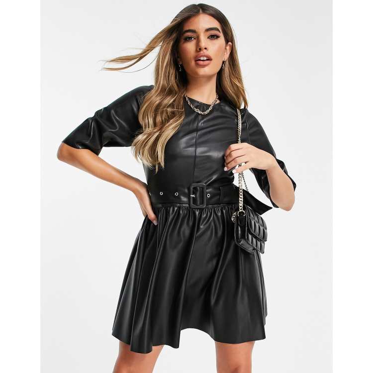 ASOS DESIGN Robe patineuse courte avec t shirt imitation cuir et ceinture Noir