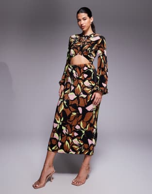 Robe plissée mi-longue à imprimé fleuri sombre avec découpe et détail noué à l'avant-Multicolore 46