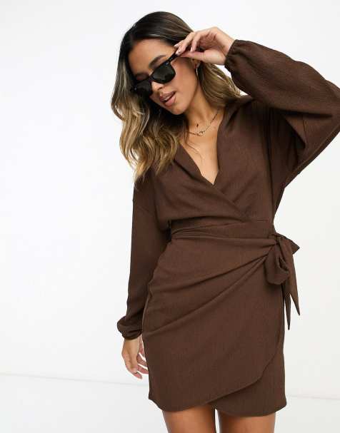 ASOS DESIGN - Robe portefeuille courte à manches longues et col V en tissu texturé - Chocolat - view 1