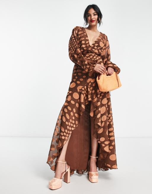 ASOS DESIGN Robe portefeuille longue en satin avec lien nouer la taille et motif pois tiss en jacquard