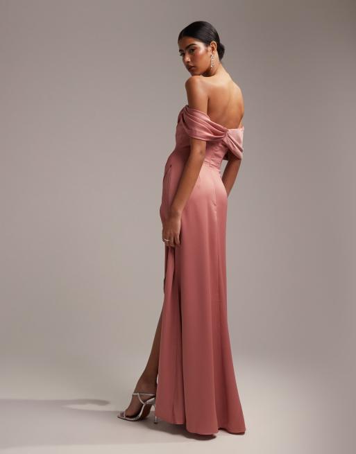 ASOS DESIGN Robe portefeuille longue pour demoiselle d honneur en satin effet drape avec encolure bardot Vieux rose