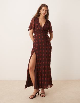 ASOS DESIGN - Robe portefeuille mi-longue à pois avec manches ange et surpiqûres - Rouge cerise-Multicolore