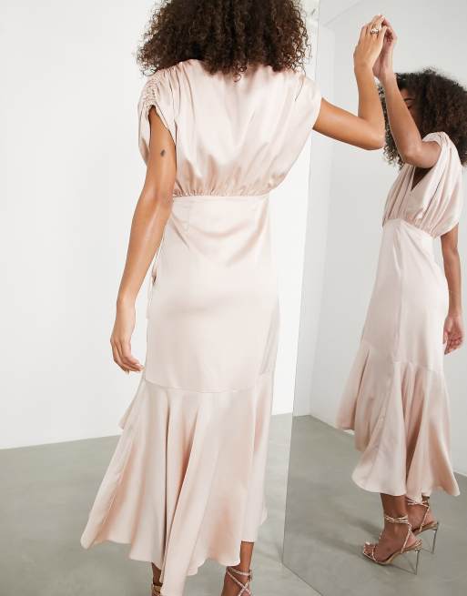 ASOS DESIGN Robe portefeuille mi longue de demoiselle d honneur en satin avec detail drape Rose poudre